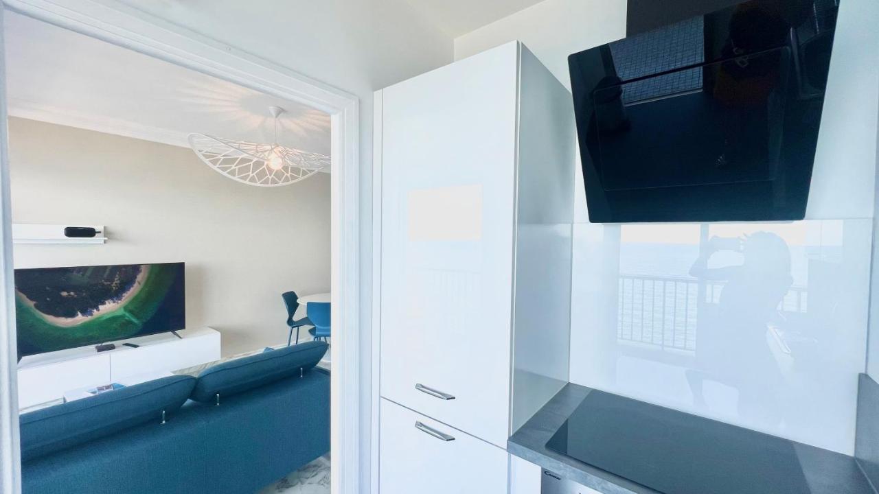 Seaviews By Jenni Menton, La Suite, Superbe Front De Mer, Top Emplacement Avec Terrasse Et Parking! Dış mekan fotoğraf